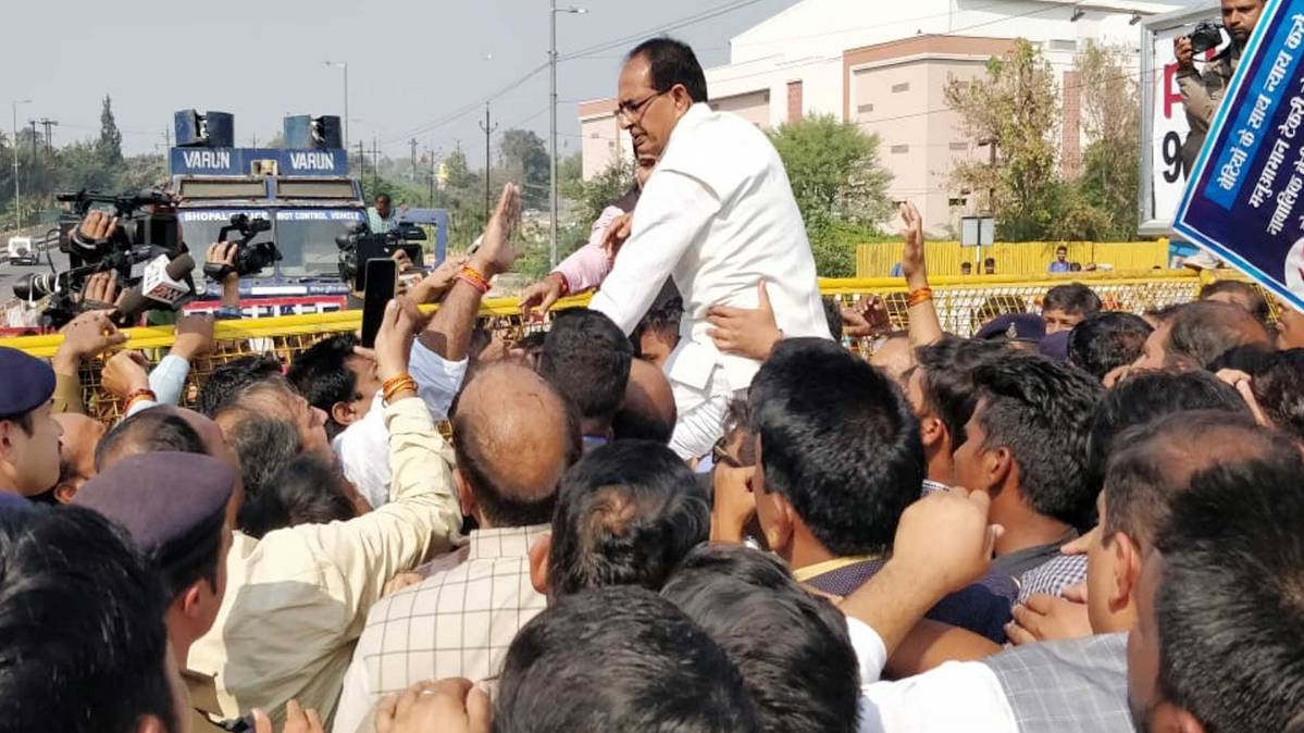 शिवराज सिंह चौहान ने किया मार्च (फोटो- twitter)