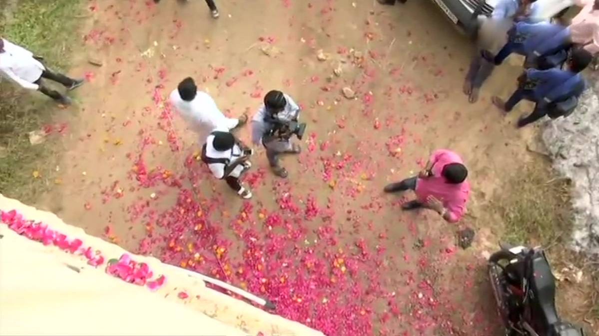 पुल के ऊपर खड़े लोगों ने फूल बरसाए(फोटो-ANI)