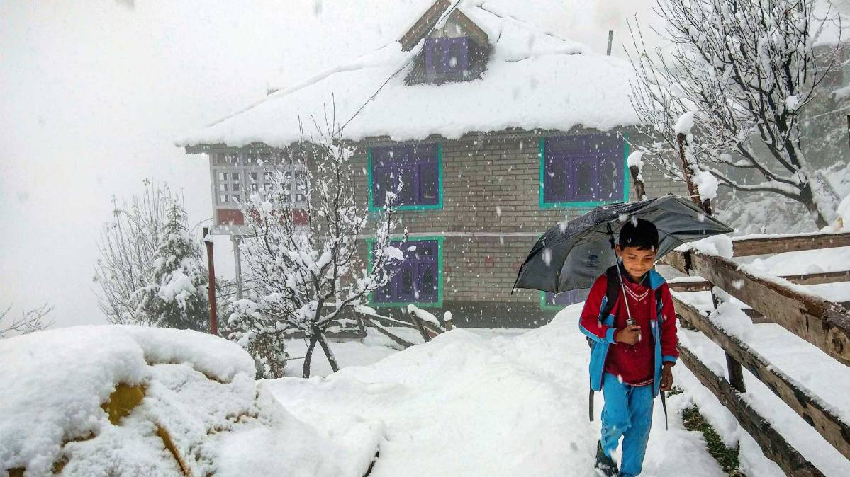 पहाड़ों पर बर्फबारी