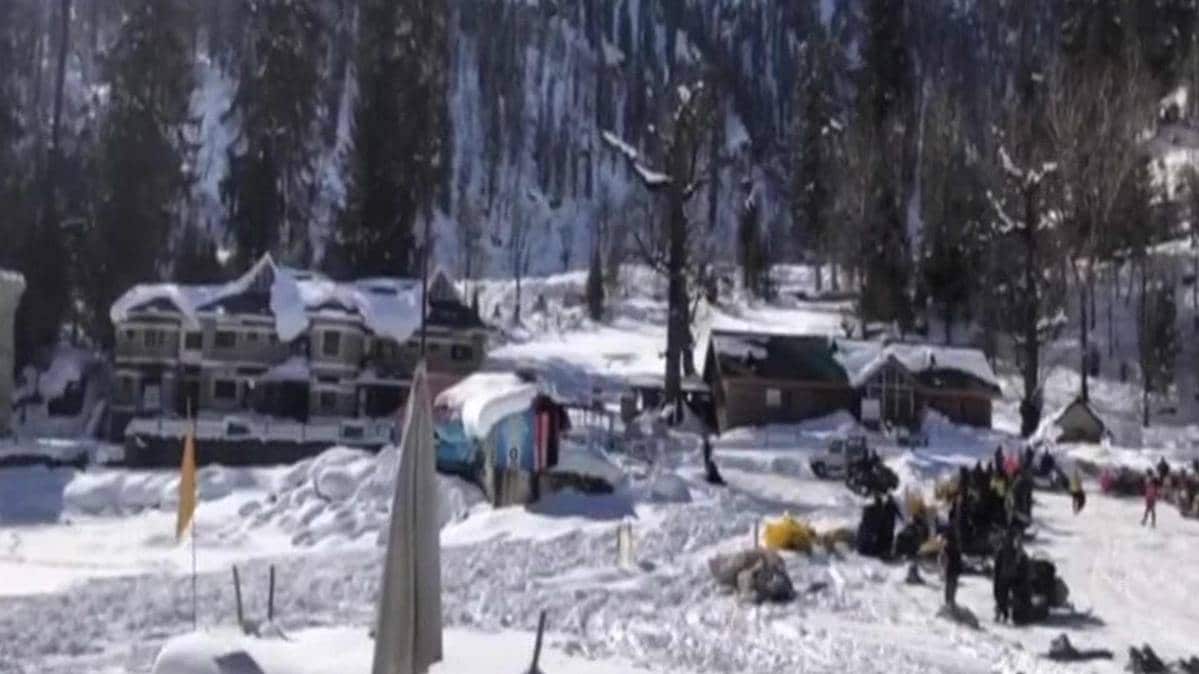 पहाड़ी इलाकों पर बर्फबारी (फोटो ani)