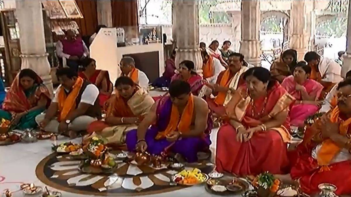 सोनिया गांधी के जन्मदिन पर यज्ञ