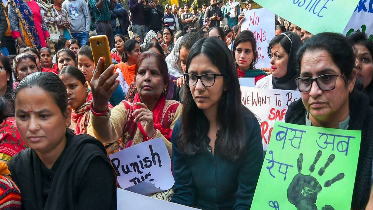 अनशन पर बैठीं महिला आयोग (फोटो-PTI)