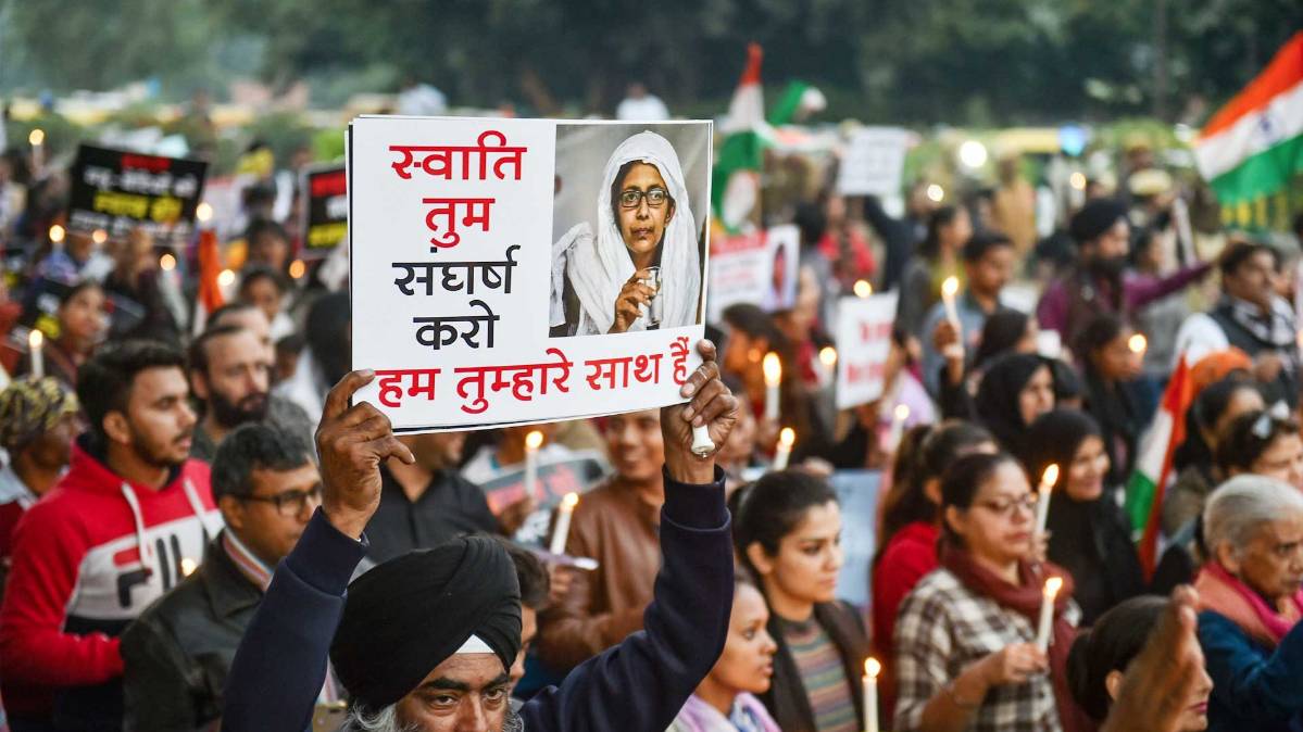 प्रदर्शनकारियों ने पैदल मार्च किया (फोटो-PTI)