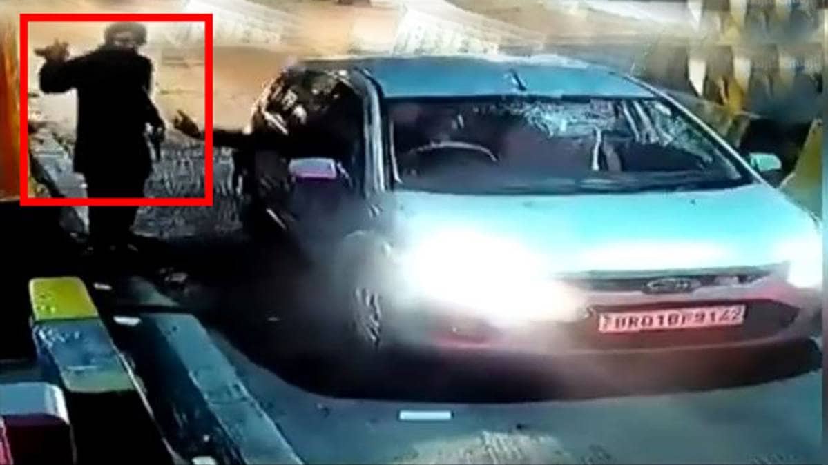 टोल कर्मी पर तानी पिस्तौल