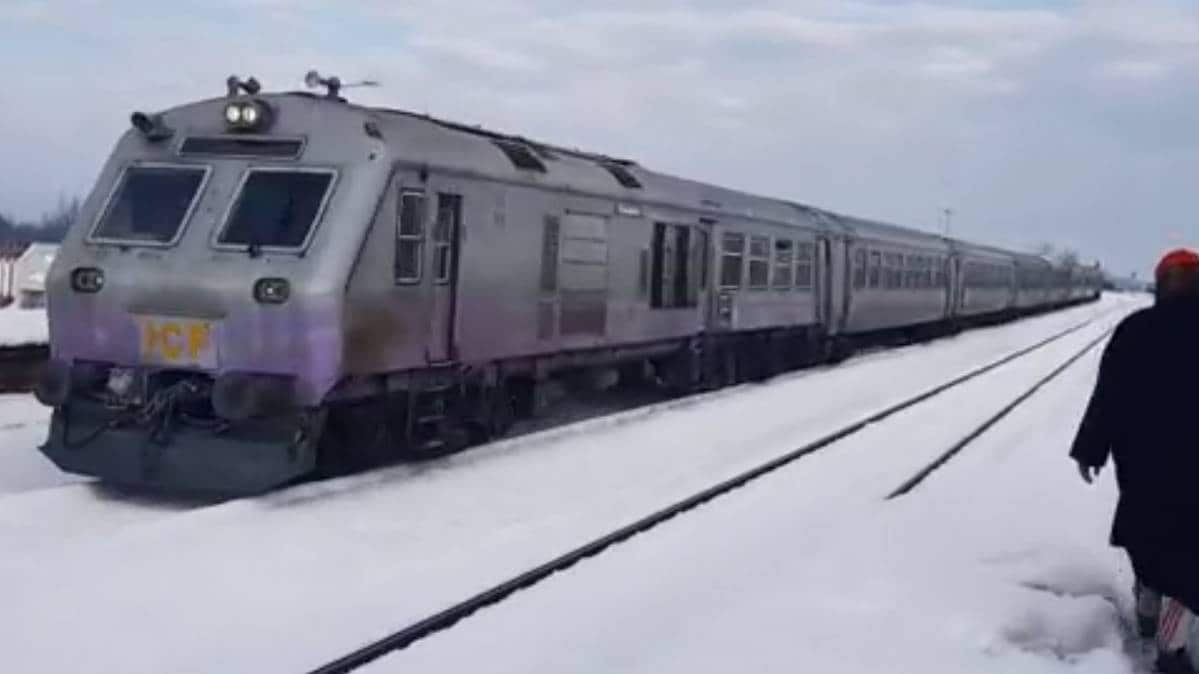 जम्मू-कश्मीर में भारी बर्फबारी