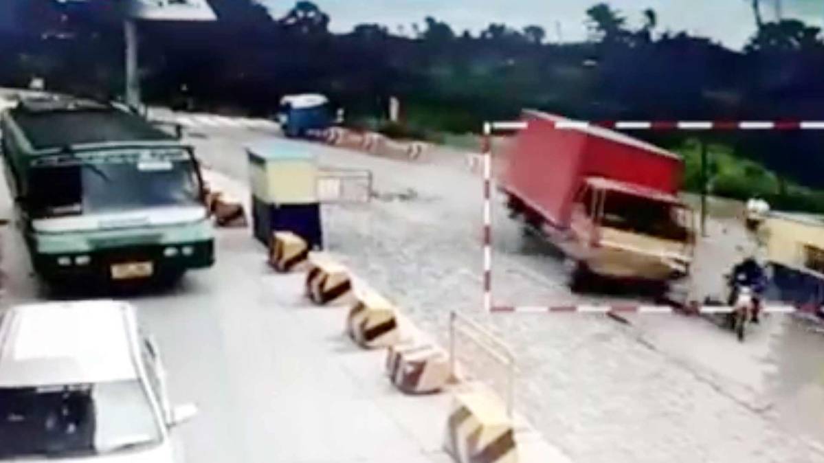 ट्रक का हुआ ब्रेक फेल (फोटो टीवी ग्रैब)