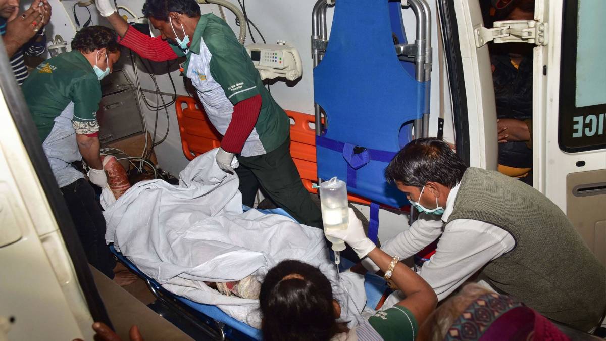 एयर एंबुलेंस से दिल्ली आई उन्नाव पीड़िता (फोटो-PTI)