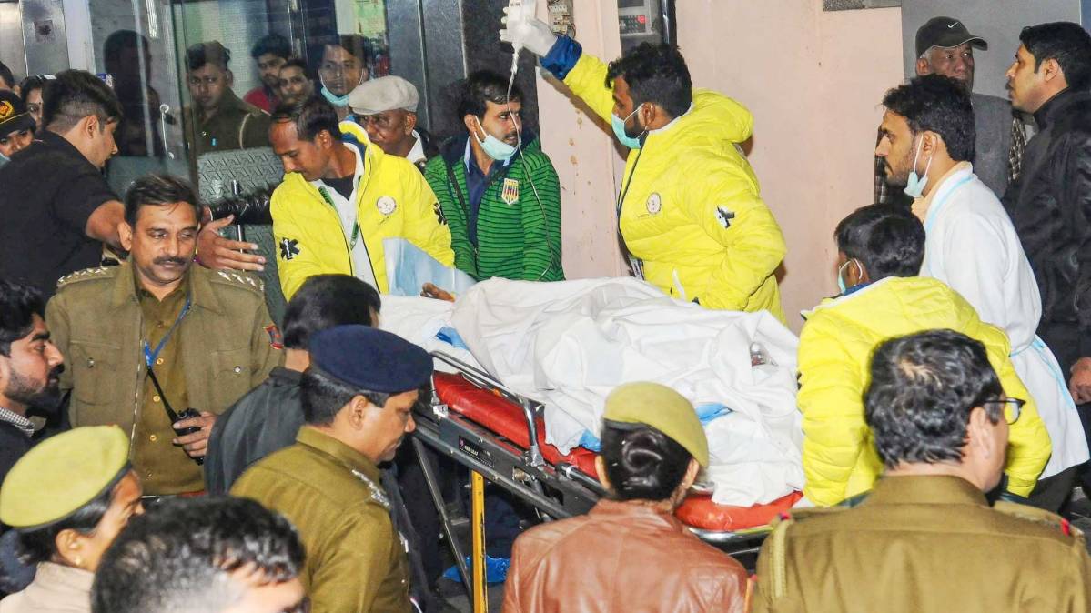 दिल्ली के सफदरजंग अस्पताल में उन्नाव कांड की पीड़िता (फोटो-PTI)