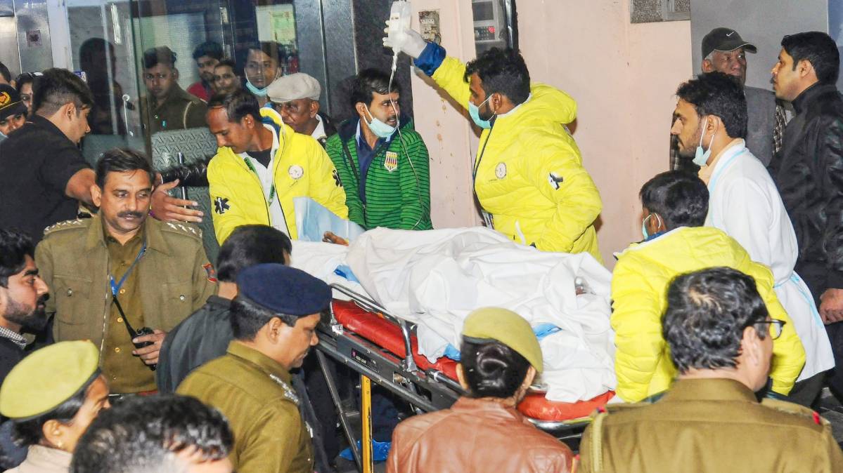 दिल्ली की सफदरजंग अस्पताल में उन्नाव कांड की पीड़िता (फोटो-PTI)