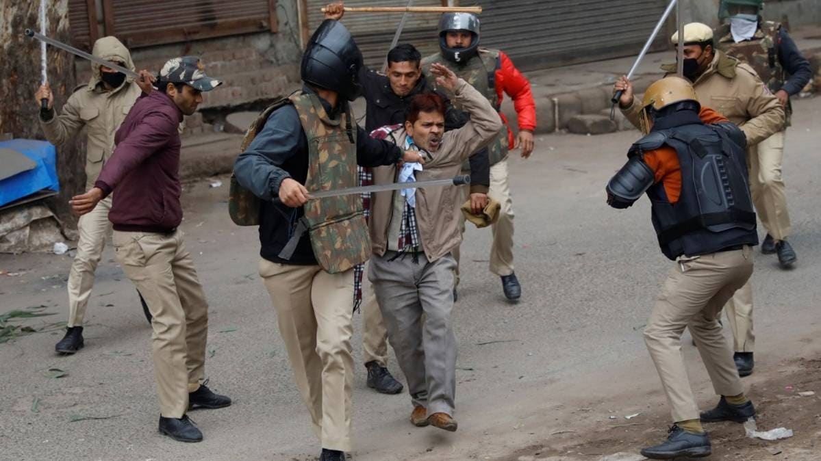 यूपी में पुलिस का उपद्रवियों पर ताबड़तोड़ एक्शन शुरू