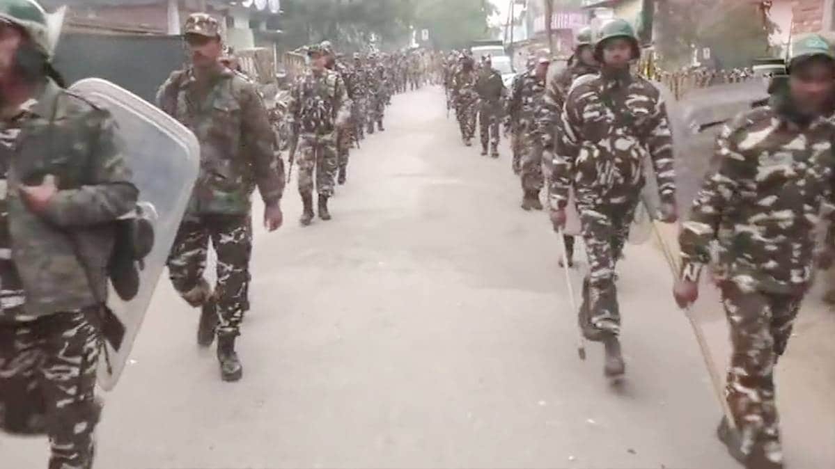 संवेदनशील इलाकों में पुलिसबल का फ्लैग मार्च(फोटो-ANI)