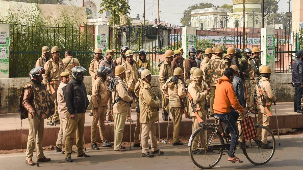 प्रदर्शनकारियों पर सख्त पुलिस (फोटो-PTI)