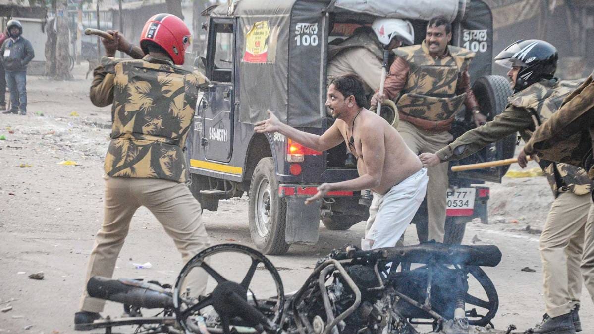 प्रदर्शनकारियों को खदेड़ती पुलिस (फोटो-PTI)