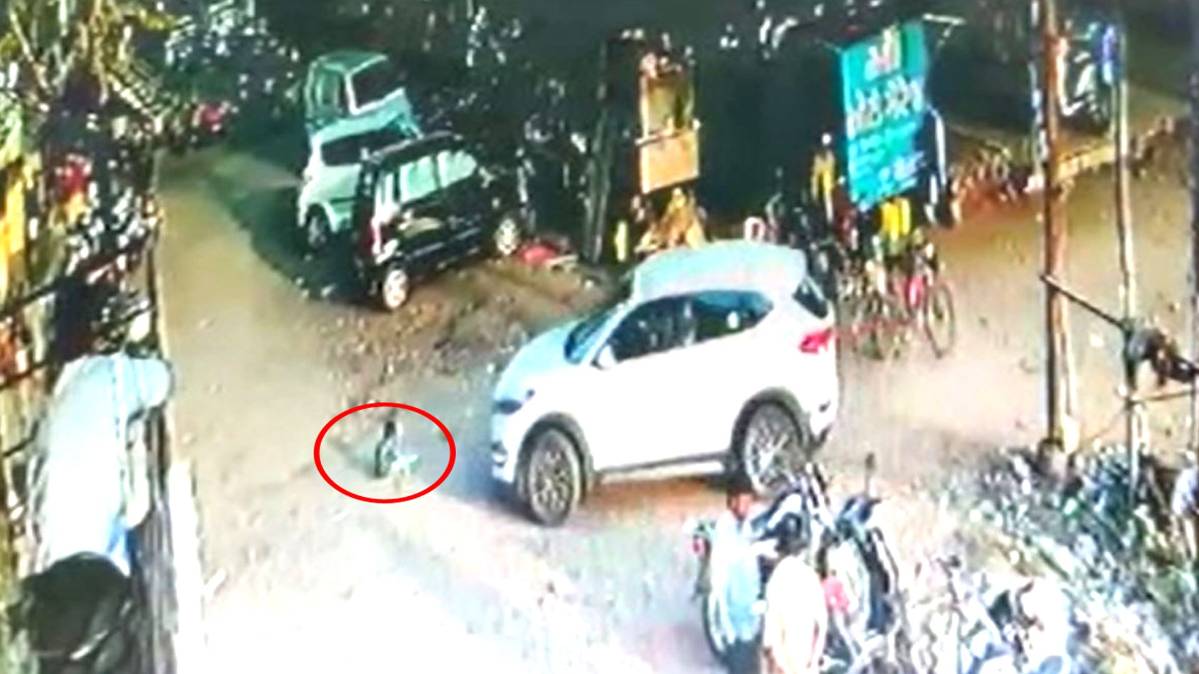 मासूम बच्चे पर डॉक्टर ने चढ़ाई कार