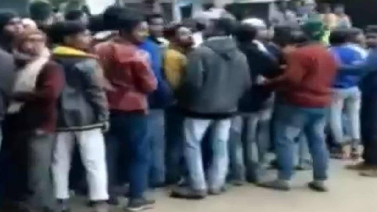 यूपी के आजमगढ़ में पुलिस और प्रदर्शनकारियों के बीच टकराव (फोटो टीवी ग्रैब)