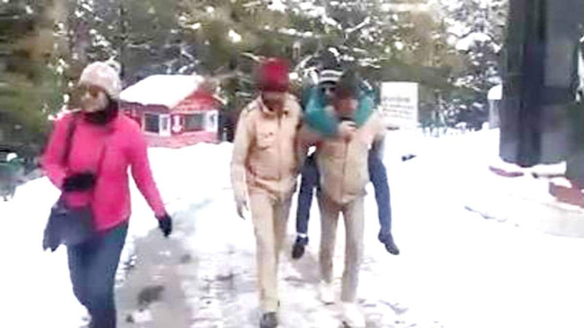 पुलिस ने महिला को बचाया