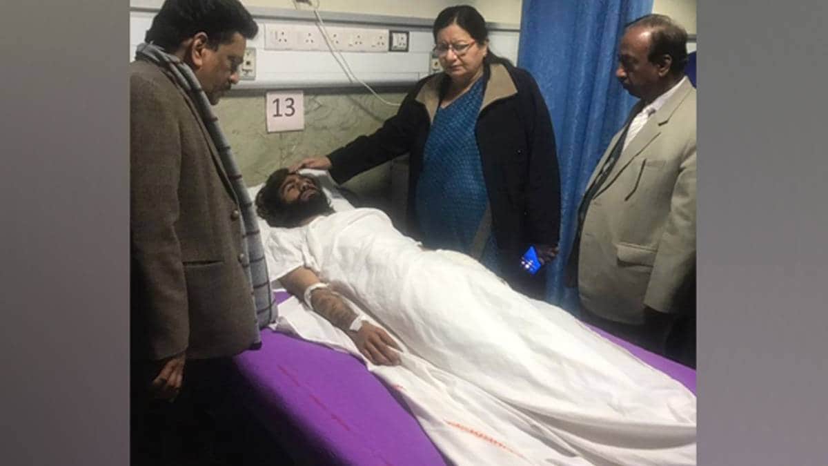 जख्मी छात्र से मिलने गईं VC नजमा अख्तर (फोटो-ANI)