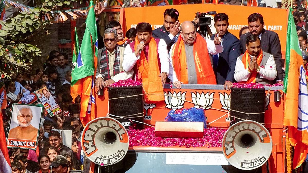 अमित शाह ने घोंडा में किया रोड शो  (Photo: PTI)