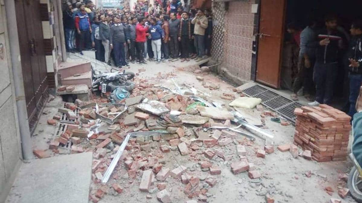 भजनपुरा इलाके में गिरी इमारत की छत