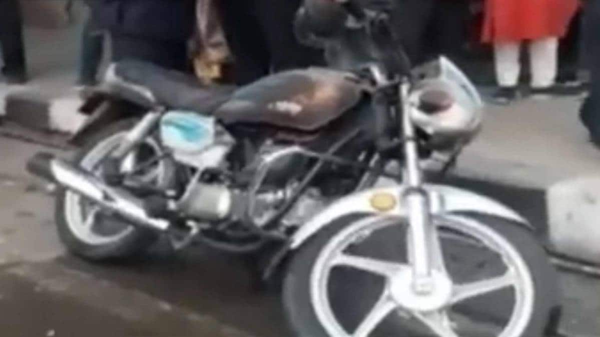 बाइक में लगाई आग (फोटो टीवी ग्रैब)