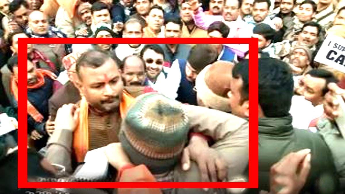 बीजेपी कार्यकर्ता से हाथापाई