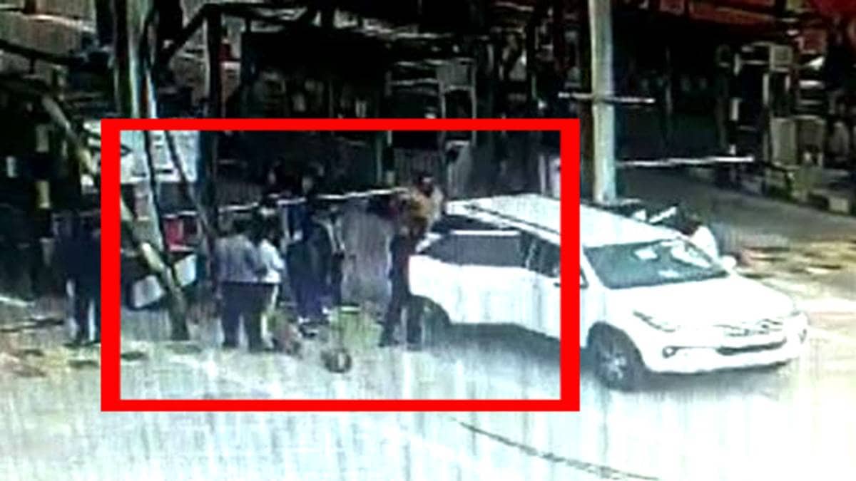 टोल कर्मी की पिटाई