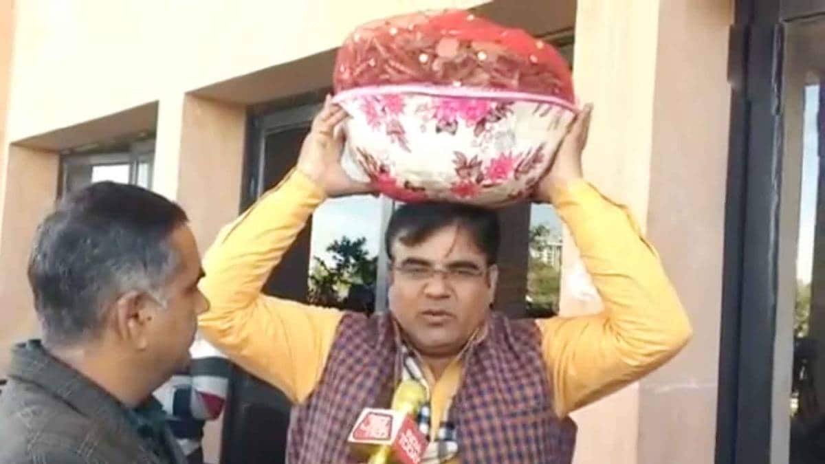 टिड्डियों से भरा टोकरा लेकर पहुंचे विधायक