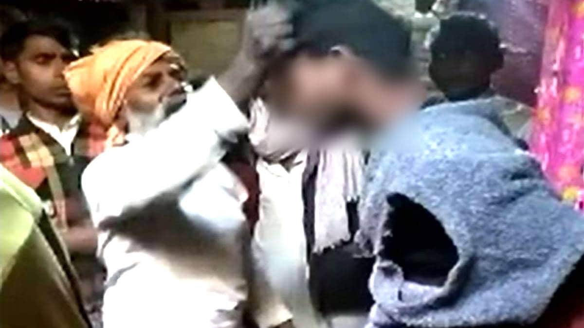 युवक को पीटते हुए शख्स