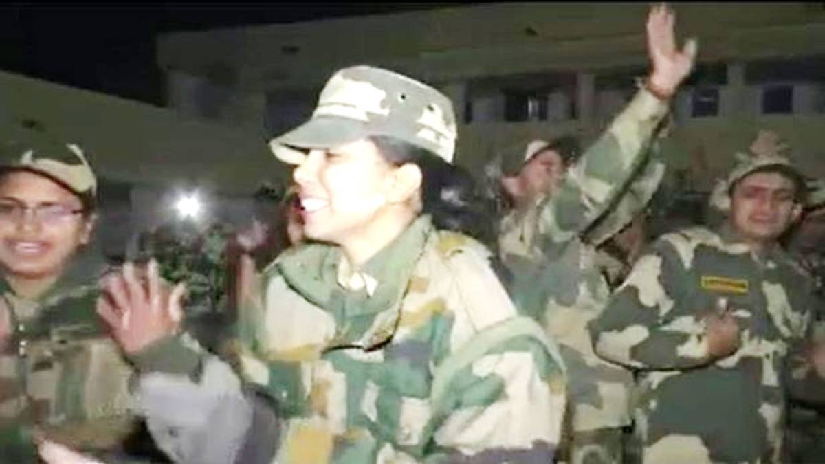 नए साल का जश्न मनाते हुए बीएसएफ जवान