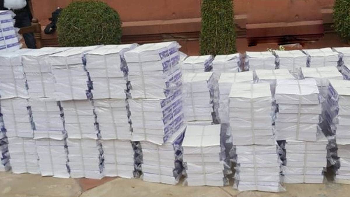 संसद पहुंचीं इकोनॉमिक सर्वे की कॉपियां (फोटो-ANI)