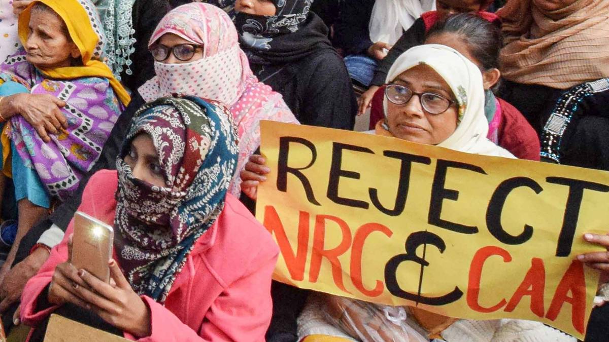 CAA के खिलाफ सड़क पर विरोध करती महिलाएं (फोटो- PTI)