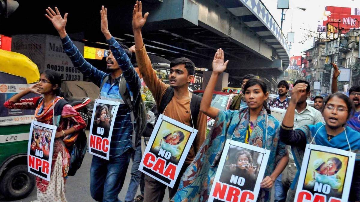 विरोध प्रदर्शन करती भीड़ (फोटो-PTI)