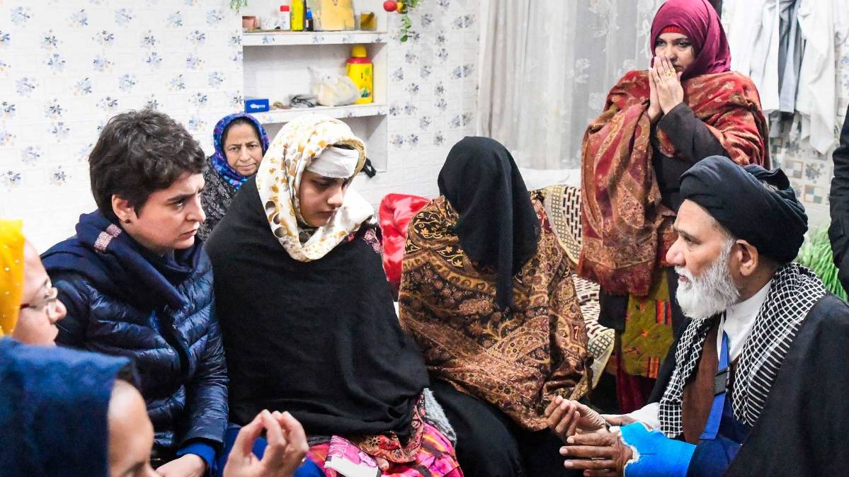 मृतकों के परिजनों से मिलीं प्रियंका गांधी (फोटो-PTI)