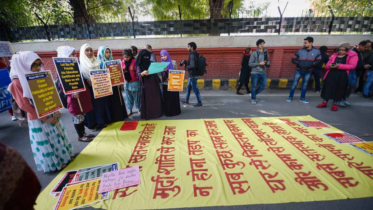 CAA के खिलाफ सड़क पर विरोध करते लोग (फोटो- PTI)