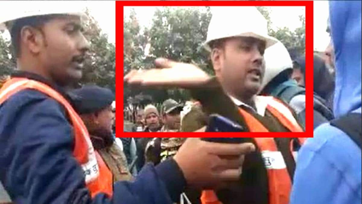 युवक को थप्पड़ मारते हुए सिपाही