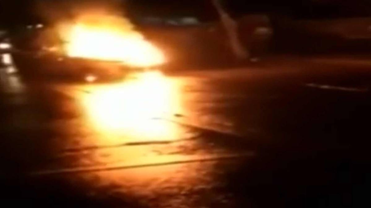 मुंबई में मुलुंड इलाके में चलती कार में आग लगी (फोटो टीवी ग्रैब)