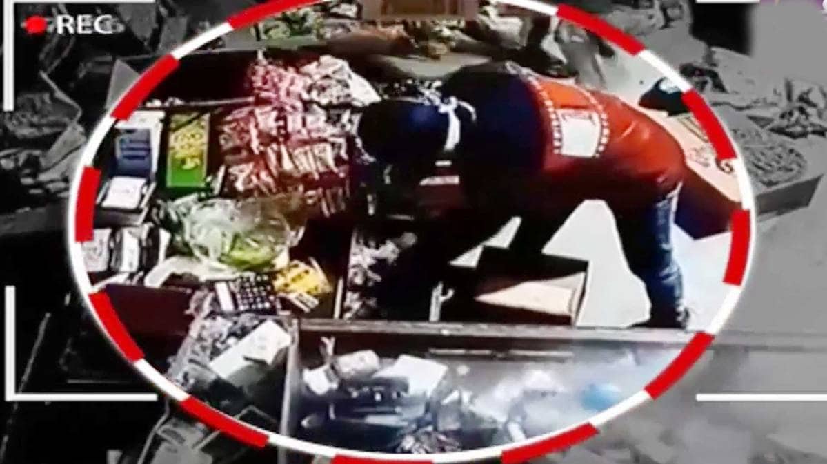 पुलिस ही चोरी करती कैमरे में क़ैद