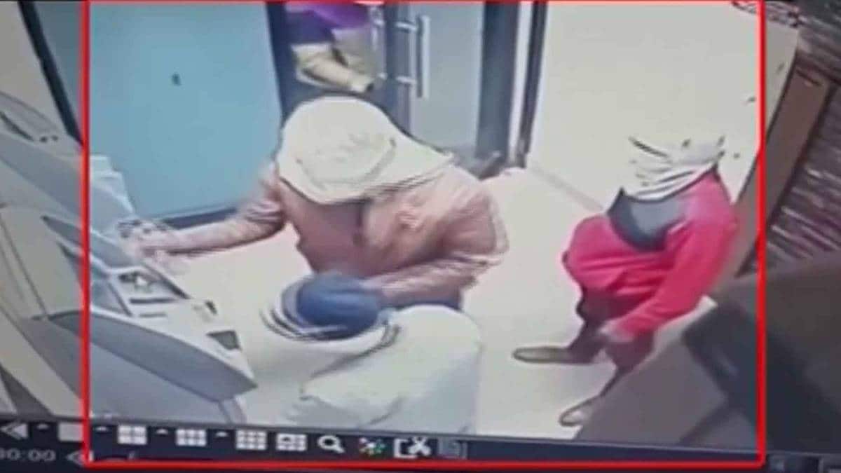 CCTV में कैद हुए चोर