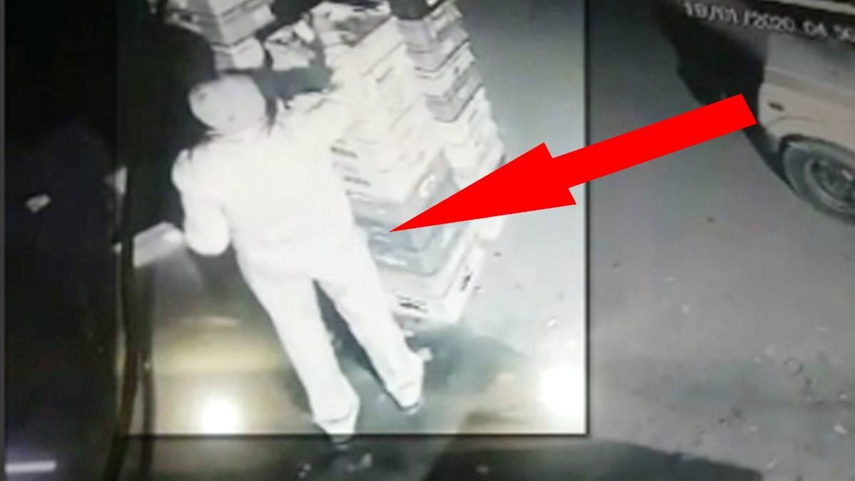 दूध की थैली चुराता नजर आ रहा पुलिसवाला