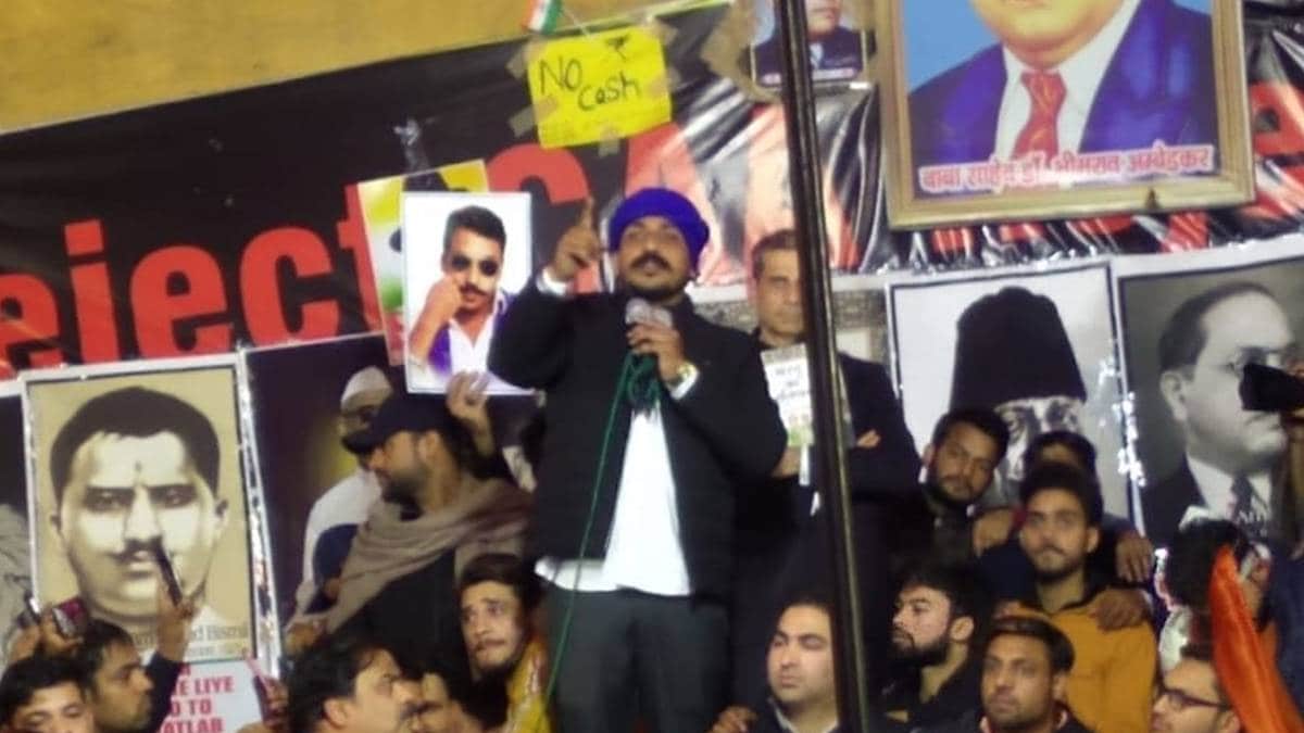 धरना स्थल पर भीम आर्मी के चीफ (Photo-Sana Zaidi)