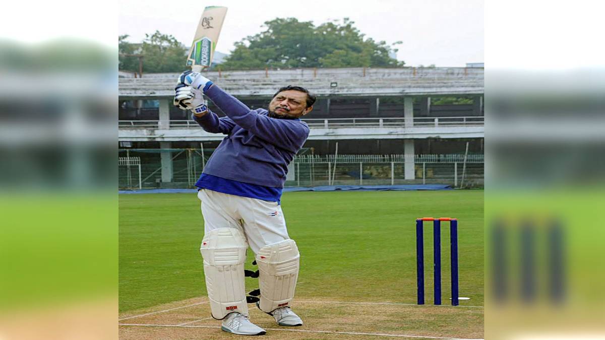 क्रिकेट खेलते हुए सीजेआई शरद अरविंद बोबडे