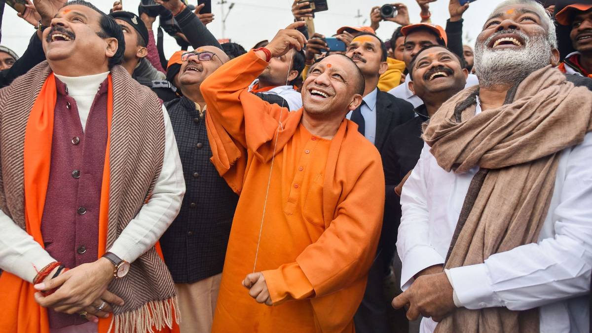 पतंग उड़ाते हुए सीएम योगी (फोटो- पीटीआई)