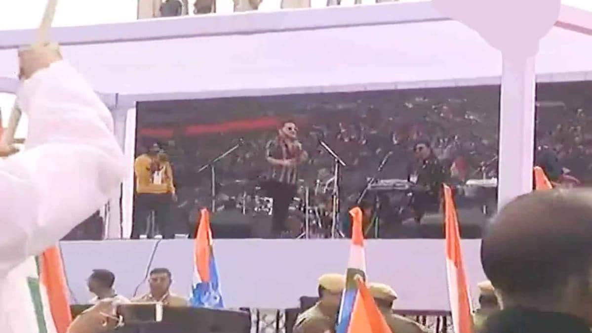 मंच पर बजा डीजे