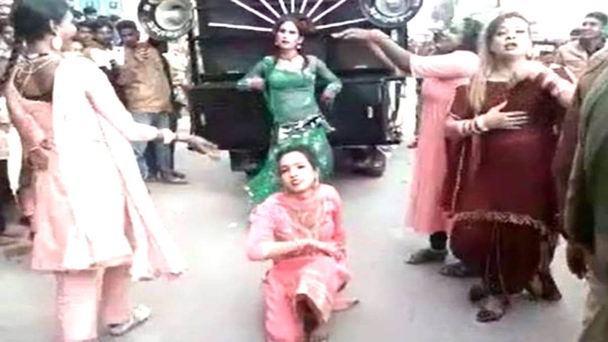 किन्नरों ने किया जबरदस्त डांस