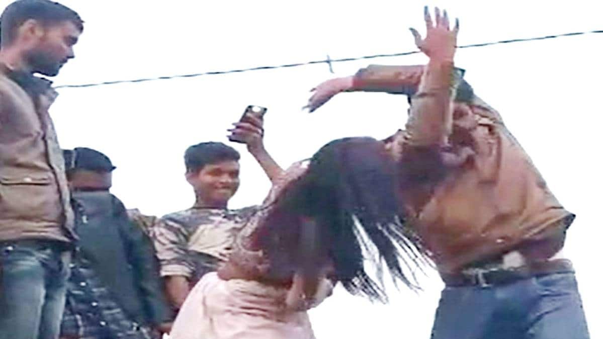 चुनाव जीतने के खुशी में डांस करते हुए लोग