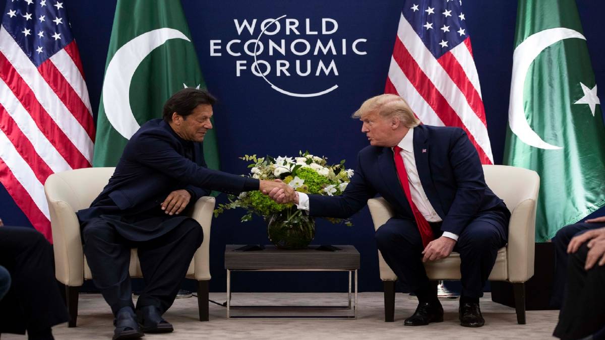 दावोस में डोनल्ड ट्रंप और इमरान खान (Photo- API)