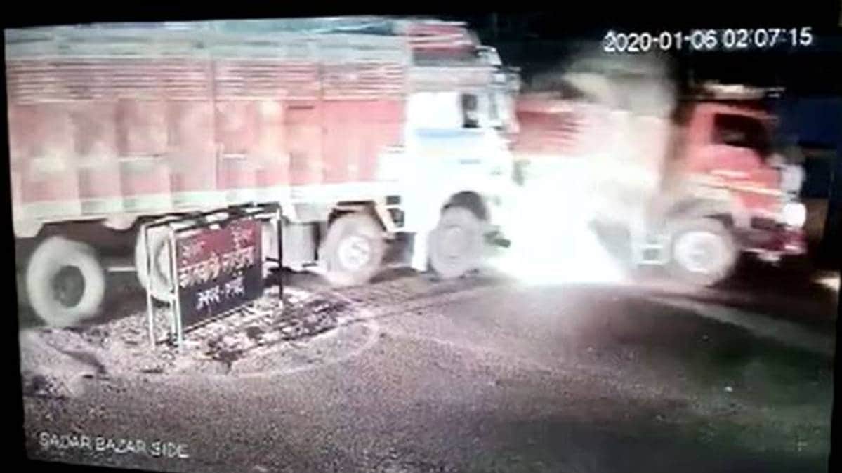 ट्रक ने DCM को मारी जबरदस्त टक्कर