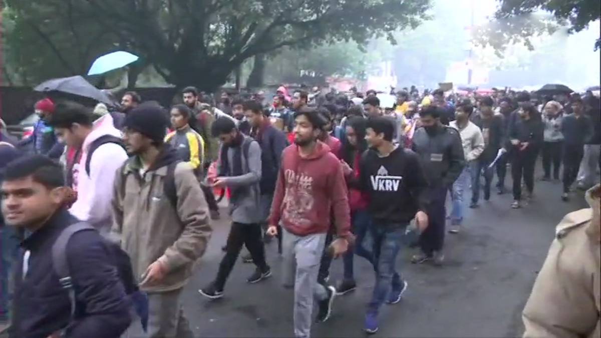 बेअसर रहा भारत बंद (फोटो-ANI)