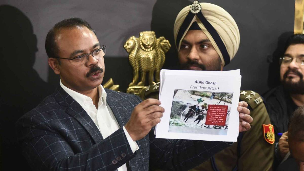 दिल्ली पुलिस ने जारी की हिंसा करने वाले छात्रों की तस्वीरें (फोटो-PTI)