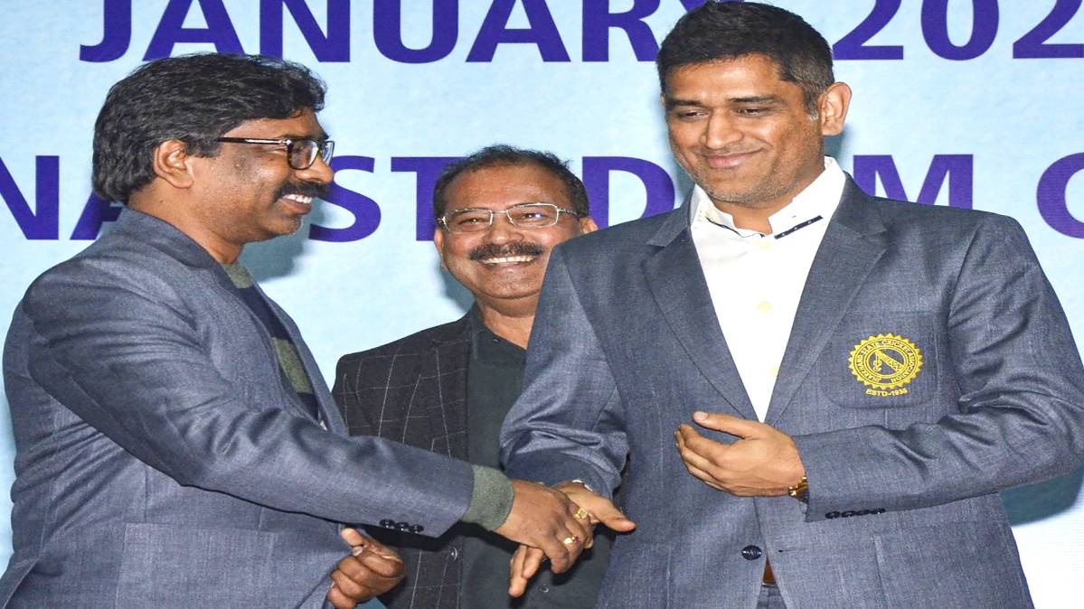 सीएम हेमंत सोरेन और महेंद्र सिंह धोनी (फोटो-पीटीआई)